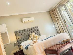 Amoris Guesthouse In Waterkloof Ridge客房内的一张或多张床位