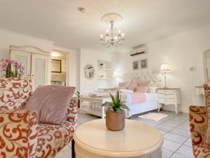 Amoris Guesthouse In Waterkloof Ridge的休息区