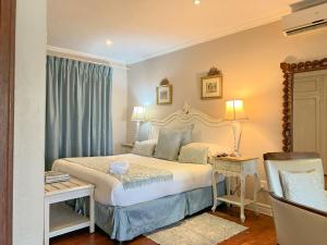Amoris Guesthouse In Waterkloof Ridge客房内的一张或多张床位