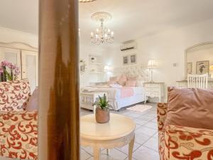 Amoris Guesthouse In Waterkloof Ridge的休息区