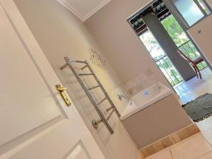 Amoris Guesthouse In Waterkloof Ridge客房内的一张或多张床位