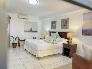 Amoris Guesthouse In Waterkloof Ridge客房内的一张或多张床位