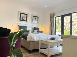 Amoris Guesthouse In Waterkloof Ridge客房内的一张或多张床位