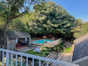 Amoris Guesthouse In Waterkloof Ridge内部或周边的泳池