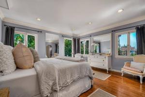洛杉磯的住宿－Highland Haven Estate，一间卧室配有一张床、一个梳妆台和窗户