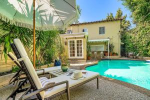 una villa con piscina di fronte a una casa di Highland Haven Estate a Los Angeles