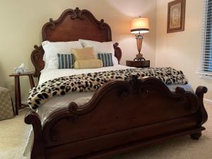 una camera con un grande letto e un copriletto stampato al ghepardo di Cj's Nest 