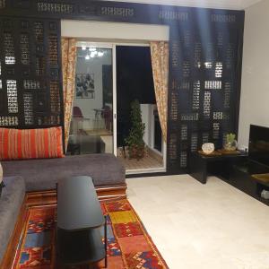 - un salon avec un canapé et une fenêtre dans l'établissement marinamarina, à Agadir