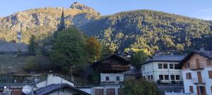 un villaggio con una montagna sullo sfondo di Appartamento centro Brusson. a Brusson