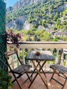 un tavolo e due sedie su un balcone con vista di Le Terrazze Sul Pollino B&B a Civita