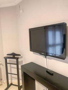 einen Flachbild-TV, der an einer Wand hängt in der Unterkunft Departamento céntrico y moderno in Río Cuarto