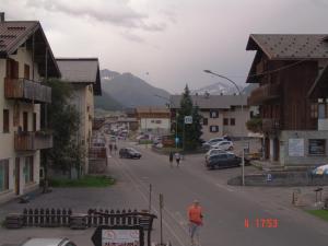 Cảnh núi rừng hoặc tầm nhìn ra núi từ căn hộ