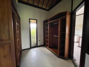una stanza vuota con un armadio in legno e una porta di Private Island Stay a Vitouara