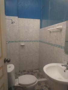 Hospedaje Akankma في جولياكا: حمام مع مرحاض ومغسلة