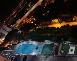 een uitzicht op een zwembad in de nacht bij Apto y PH amplios, 3 a 4 alcobas, vista y turismo - Cacique in Bucaramanga