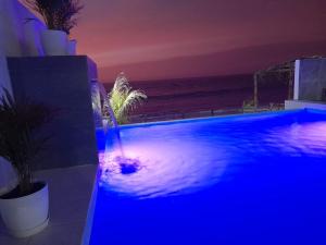 una piscina con el océano en el fondo en Las Fragatas Casa Hotel en Canoas de Punta Sal