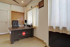 Zimmer mit Schreibtisch und Stoppschild in der Unterkunft OYO Flagship R V Palce in Gorakhpur