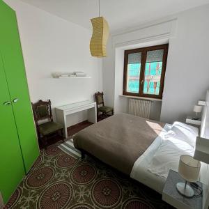 a bedroom with a bed and a green door at Alloggio in Centro Città con Parcheggio Privato e WIFI in Potenza