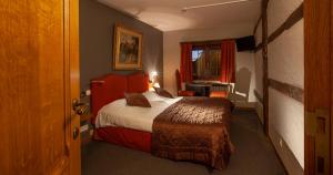 une chambre d'hôtel avec un lit et une fenêtre dans l'établissement Le Grandgousier Mirwart, à Mirwart