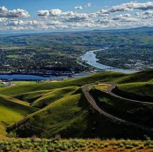 uma vista para um vale com um rio e uma estrada em George's B&B em Lewiston