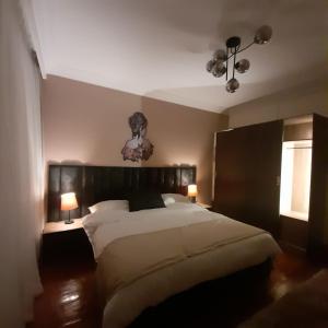 a bedroom with a large bed and two lamps at Madinty vg1 مجموعة ٨ فيلا ٤١ مدينتى فرش فندقى بلكامل in Madinaty