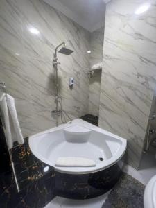 a bathroom with a toilet and a shower and a sink at Madinty vg1 مجموعة ٨ فيلا ٤١ مدينتى فرش فندقى بلكامل in Madinaty
