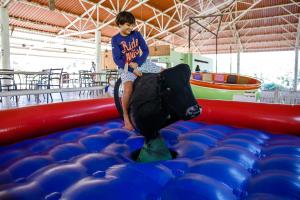 un niño está jugando en un inflable en Villa Hípica Resort, en Gravatá