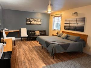1 dormitorio con cama, escritorio y silla en Snohomish Inn, en Snohomish