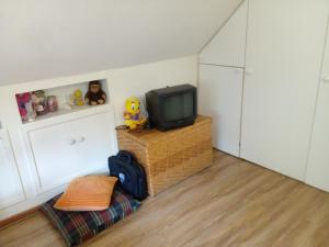 TV a/nebo společenská místnost v ubytování Acogedora Habitación