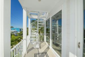 een wit huis met een balkon met uitzicht op de oceaan bij 2201 AVE C home in Bradenton Beach