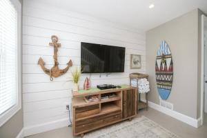 een woonkamer met een flatscreen-tv aan de muur bij 2201 AVE C home in Bradenton Beach