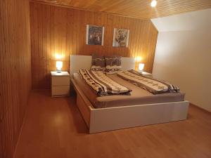um quarto com 2 camas e 2 candeeiros em Schwellbrunn,Ferienwohnung mit Säntissicht em Schwellbrunn