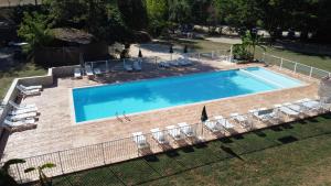 camping nature le Valenty mobil-home-Dordogne panoramique clim piscine内部或周边的泳池