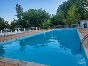camping nature le Valenty mobil-home-Dordogne panoramique clim piscine内部或周边的泳池