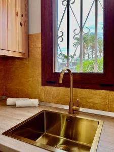 d'un évier dans une cuisine avec une fenêtre. dans l'établissement Sundorado, à San Bartolomé