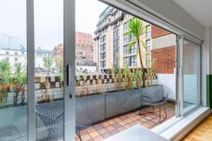 - un balcon avec vue sur un bâtiment dans l'établissement Cosy 1bedroom Flat - 2 Min Walk to Kensington Gardens!, à Londres