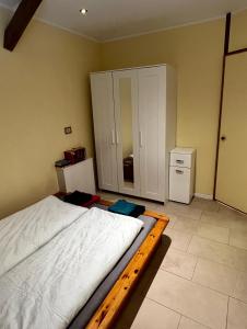 een slaapkamer met een groot bed en een koelkast bij Kleine Herberge 