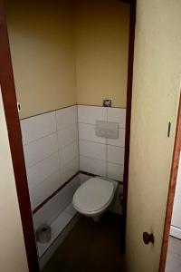 een kleine badkamer met een toilet in een stal bij Kleine Herberge 