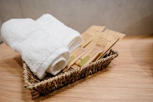 a basket filled with towels on top of a table at Chaplin Apartment in Poznań