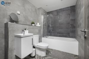 a bathroom with a white toilet and a bath tub at Bright 2bed Apartment in Worksop in Worksop