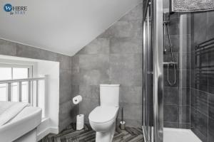 a bathroom with a toilet and a shower at Bright 2bed Apartment in Worksop in Worksop