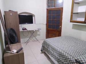 sypialnia z łóżkiem, biurkiem i telewizorem w obiekcie WAYNA & WAYLLUY w mieście Talara