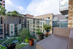 a balcony with potted plants on a building at Stunning 1bedroom Flat wBalcony - Surrey Quays! in London