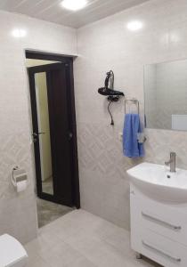 uma casa de banho com um lavatório e um espelho em Квартира в центре города Ванадзор em Vanadzor