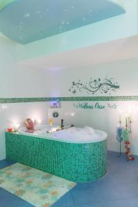 ein Baby, das in einer Badewanne im Zimmer liegt in der Unterkunft Landhotel zu Heidelberg in Seiffen
