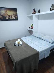 1 dormitorio con 1 cama con 2 toallas en Refugio Do Paraty Mirim en Paraty