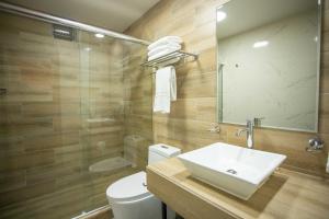 ANAHUARQUE Hotel Boutique في كوسكو: حمام مع حوض ومرحاض ومرآة
