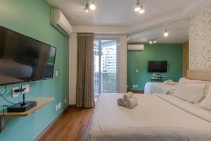 サンパウロにある360 São Luisのベッド2台と薄型テレビ付きのベッドルーム +137枚の写真