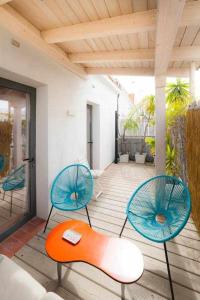 2 sedie e una tavola da surf seduti su un patio di Renovación total post-covid Netflix, Piscina a Las Pajanosas