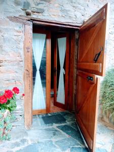 una puerta abierta a una casa con ventana en Casa Pacios by M de Santiago, en Triacastela